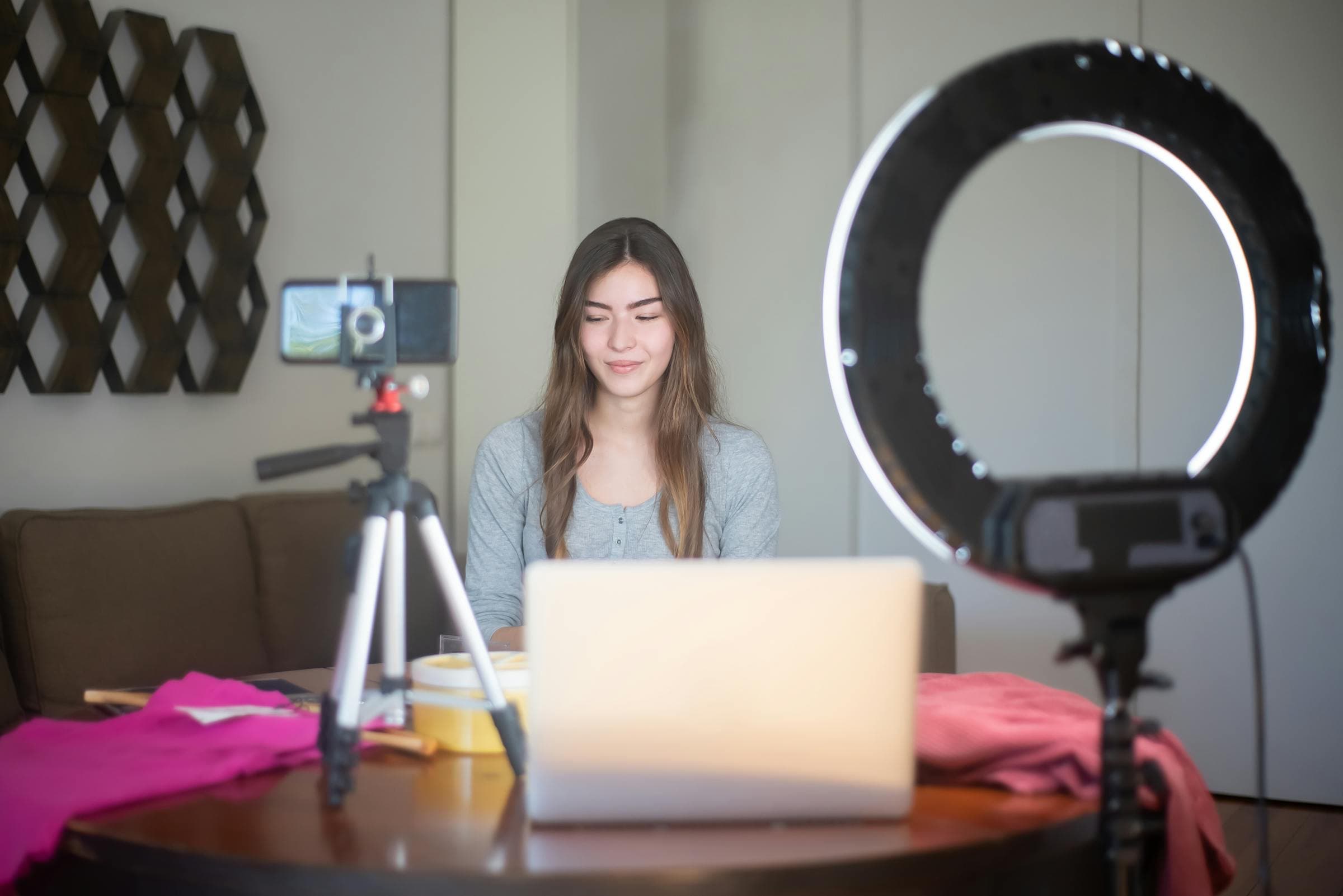 Live commerce content creation